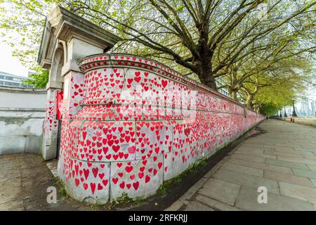 Londra, Inghilterra, Regno Unito - 8 maggio 2023. Il National Covid Memorial Wall London, un murale dipinto da volontari per commemorare le vittime della pandemia di COVID Foto Stock