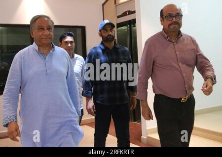 Dal presidente della sinistra Bangladesh Cricket Board (BCB) Nazmul Hassan Papon, dallo skipper dell'ODI Tamim Iqbal e dal presidente delle operazioni di cricket Jalal Yunus prima di pre Foto Stock