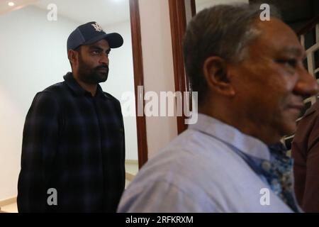 Dal presidente della sinistra Bangladesh Cricket Board (BCB) Nazmul Hassan Papon, lo skipper dell'ODI Tamim Iqbal prima della conferenza stampa a Gulshan, Dacca, Bangladesh. Foto Stock