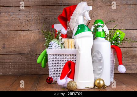 Natale pulizia flatlay, pubblicità banner mockup per la campagna di pulizia invernale. Impostare vari detergenti, bottiglie, spray, accessori, utensili, woode Foto Stock