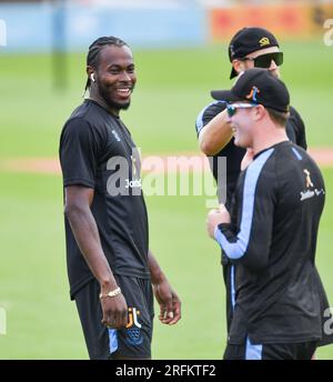 Hove Regno Unito 4 agosto 2023 - Sussex e il lanciatore inglese Jofra Archer che è attualmente fuori infortunato sembra rilassato chiacchierare con i compagni di squadra durante la partita di cricket Metro Bank One Day Cup al 1 ° Central County Ground di Hove : Credit Simon Dack /TPI/ Alamy Live News Foto Stock