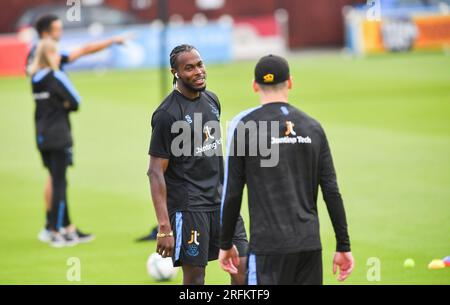 Hove Regno Unito 4 agosto 2023 - Sussex e il lanciatore inglese Jofra Archer che è attualmente fuori infortunato sembra rilassato chiacchierare con i compagni di squadra durante la partita di cricket Metro Bank One Day Cup al 1 ° Central County Ground di Hove : Credit Simon Dack /TPI/ Alamy Live News Foto Stock