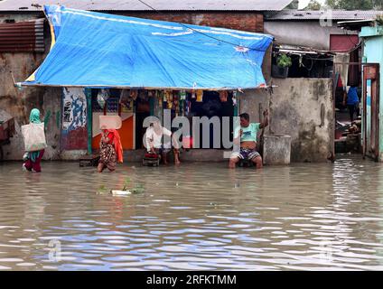 Chittagong, Bakalia, Bangladesh. 4 agosto 2023. 4 agosto 2023. Chittagong, Bangladesh : nella zona di Chittagong Bakalia in Bangladesh, la zona bassa annega quotidianamente in acque marine profonde. Questa crisi aumenta giorno dopo giorno a causa del cambiamento climatico. Milioni di persone sono private di acqua quando la marea arriva in mare.c'è una carenza di acqua potabile nella zona a causa dell'intrusione di acqua salata marina. Le persone sono colpite da malattie trasmesse dall'acqua. (Immagine di credito: © Mohammed Shajahan/ZUMA Press Wire) SOLO USO EDITORIALE! Non per USO commerciale! Foto Stock