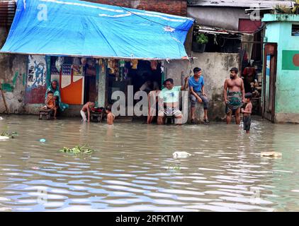 Chittagong, Bakalia, Bangladesh. 4 agosto 2023. 4 agosto 2023. Chittagong, Bangladesh : nella zona di Chittagong Bakalia in Bangladesh, la zona bassa annega quotidianamente in acque marine profonde. Questa crisi aumenta giorno dopo giorno a causa del cambiamento climatico. Milioni di persone sono private di acqua quando la marea arriva in mare.c'è una carenza di acqua potabile nella zona a causa dell'intrusione di acqua salata marina. Le persone sono colpite da malattie trasmesse dall'acqua. (Immagine di credito: © Mohammed Shajahan/ZUMA Press Wire) SOLO USO EDITORIALE! Non per USO commerciale! Foto Stock