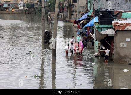 Chittagong, Bakalia, Bangladesh. 4 agosto 2023. 4 agosto 2023. Chittagong, Bangladesh : nella zona di Chittagong Bakalia in Bangladesh, la zona bassa annega quotidianamente in acque marine profonde. Questa crisi aumenta giorno dopo giorno a causa del cambiamento climatico. Milioni di persone sono private di acqua quando la marea arriva in mare.c'è una carenza di acqua potabile nella zona a causa dell'intrusione di acqua salata marina. Le persone sono colpite da malattie trasmesse dall'acqua. (Immagine di credito: © Mohammed Shajahan/ZUMA Press Wire) SOLO USO EDITORIALE! Non per USO commerciale! Foto Stock