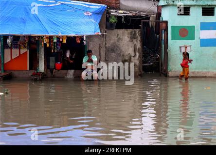 Chittagong, Bakalia, Bangladesh. 4 agosto 2023. 4 agosto 2023. Chittagong, Bangladesh : nella zona di Chittagong Bakalia in Bangladesh, la zona bassa annega quotidianamente in acque marine profonde. Questa crisi aumenta giorno dopo giorno a causa del cambiamento climatico. Milioni di persone sono private di acqua quando la marea arriva in mare.c'è una carenza di acqua potabile nella zona a causa dell'intrusione di acqua salata marina. Le persone sono colpite da malattie trasmesse dall'acqua. (Immagine di credito: © Mohammed Shajahan/ZUMA Press Wire) SOLO USO EDITORIALE! Non per USO commerciale! Foto Stock