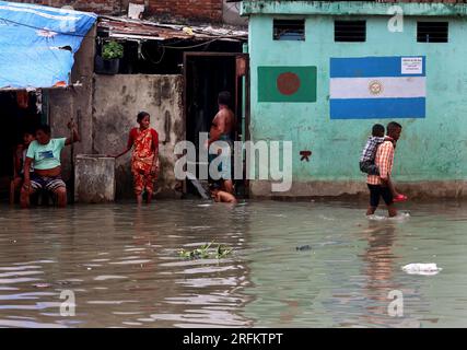 Chittagong, Bakalia, Bangladesh. 4 agosto 2023. 4 agosto 2023. Chittagong, Bangladesh : nella zona di Chittagong Bakalia in Bangladesh, la zona bassa annega quotidianamente in acque marine profonde. Questa crisi aumenta giorno dopo giorno a causa del cambiamento climatico. Milioni di persone sono private di acqua quando la marea arriva in mare.c'è una carenza di acqua potabile nella zona a causa dell'intrusione di acqua salata marina. Le persone sono colpite da malattie trasmesse dall'acqua. (Immagine di credito: © Mohammed Shajahan/ZUMA Press Wire) SOLO USO EDITORIALE! Non per USO commerciale! Foto Stock