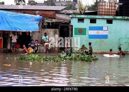 Chittagong, Bakalia, Bangladesh. 4 agosto 2023. 4 agosto 2023. Chittagong, Bangladesh : nella zona di Chittagong Bakalia in Bangladesh, la zona bassa annega quotidianamente in acque marine profonde. Questa crisi aumenta giorno dopo giorno a causa del cambiamento climatico. Milioni di persone sono private di acqua quando la marea arriva in mare.c'è una carenza di acqua potabile nella zona a causa dell'intrusione di acqua salata marina. Le persone sono colpite da malattie trasmesse dall'acqua. (Immagine di credito: © Mohammed Shajahan/ZUMA Press Wire) SOLO USO EDITORIALE! Non per USO commerciale! Foto Stock