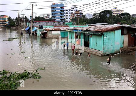 Chittagong, Bakalia, Bangladesh. 4 agosto 2023. 4 agosto 2023. Chittagong, Bangladesh : nella zona di Chittagong Bakalia in Bangladesh, la zona bassa annega quotidianamente in acque marine profonde. Questa crisi aumenta giorno dopo giorno a causa del cambiamento climatico. Milioni di persone sono private di acqua quando la marea arriva in mare.c'è una carenza di acqua potabile nella zona a causa dell'intrusione di acqua salata marina. Le persone sono colpite da malattie trasmesse dall'acqua. (Immagine di credito: © Mohammed Shajahan/ZUMA Press Wire) SOLO USO EDITORIALE! Non per USO commerciale! Foto Stock