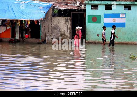 Chittagong, Bakalia, Bangladesh. 4 agosto 2023. 4 agosto 2023. Chittagong, Bangladesh : nella zona di Chittagong Bakalia in Bangladesh, la zona bassa annega quotidianamente in acque marine profonde. Questa crisi aumenta giorno dopo giorno a causa del cambiamento climatico. Milioni di persone sono private di acqua quando la marea arriva in mare.c'è una carenza di acqua potabile nella zona a causa dell'intrusione di acqua salata marina. Le persone sono colpite da malattie trasmesse dall'acqua. (Immagine di credito: © Mohammed Shajahan/ZUMA Press Wire) SOLO USO EDITORIALE! Non per USO commerciale! Foto Stock