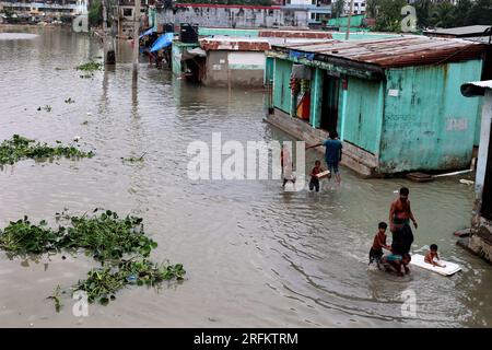 Chittagong, Bakalia, Bangladesh. 4 agosto 2023. 4 agosto 2023. Chittagong, Bangladesh : nella zona di Chittagong Bakalia in Bangladesh, la zona bassa annega quotidianamente in acque marine profonde. Questa crisi aumenta giorno dopo giorno a causa del cambiamento climatico. Milioni di persone sono private di acqua quando la marea arriva in mare.c'è una carenza di acqua potabile nella zona a causa dell'intrusione di acqua salata marina. Le persone sono colpite da malattie trasmesse dall'acqua. (Immagine di credito: © Mohammed Shajahan/ZUMA Press Wire) SOLO USO EDITORIALE! Non per USO commerciale! Foto Stock