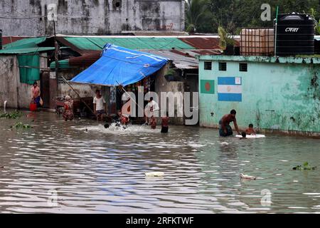 Chittagong, Bakalia, Bangladesh. 4 agosto 2023. 4 agosto 2023. Chittagong, Bangladesh : nella zona di Chittagong Bakalia in Bangladesh, la zona bassa annega quotidianamente in acque marine profonde. Questa crisi aumenta giorno dopo giorno a causa del cambiamento climatico. Milioni di persone sono private di acqua quando la marea arriva in mare.c'è una carenza di acqua potabile nella zona a causa dell'intrusione di acqua salata marina. Le persone sono colpite da malattie trasmesse dall'acqua. (Immagine di credito: © Mohammed Shajahan/ZUMA Press Wire) SOLO USO EDITORIALE! Non per USO commerciale! Foto Stock