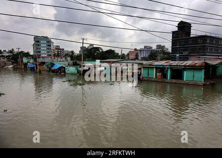 Chittagong, Bakalia, Bangladesh. 4 agosto 2023. 4 agosto 2023. Chittagong, Bangladesh : nella zona di Chittagong Bakalia in Bangladesh, la zona bassa annega quotidianamente in acque marine profonde. Questa crisi aumenta giorno dopo giorno a causa del cambiamento climatico. Milioni di persone sono private di acqua quando la marea arriva in mare.c'è una carenza di acqua potabile nella zona a causa dell'intrusione di acqua salata marina. Le persone sono colpite da malattie trasmesse dall'acqua. (Immagine di credito: © Mohammed Shajahan/ZUMA Press Wire) SOLO USO EDITORIALE! Non per USO commerciale! Foto Stock