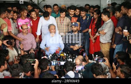 il presidente del Bangladesh Cricket Board (BCB) Nazmul Hassan Papon (M) parla durante una conferenza stampa in cui lo skipper del Bangladesh ODI Tamim Iqbal (R) annuncia Foto Stock