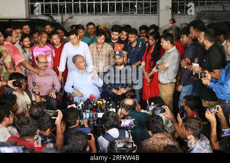 il presidente del Bangladesh Cricket Board (BCB) Nazmul Hassan Papon (M) parla durante una conferenza stampa in cui lo skipper del Bangladesh ODI Tamim Iqbal (R) annuncia Foto Stock