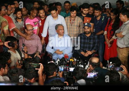 il presidente del Bangladesh Cricket Board (BCB) Nazmul Hassan Papon (M) parla durante una conferenza stampa in cui lo skipper del Bangladesh ODI Tamim Iqbal (R) annuncia Foto Stock