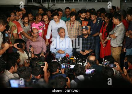 il presidente del Bangladesh Cricket Board (BCB) Nazmul Hassan Papon (M) parla durante una conferenza stampa in cui lo skipper del Bangladesh ODI Tamim Iqbal (R) annuncia Foto Stock