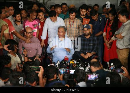 il presidente del Bangladesh Cricket Board (BCB) Nazmul Hassan Papon (M) parla durante una conferenza stampa in cui lo skipper del Bangladesh ODI Tamim Iqbal (R) annuncia Foto Stock