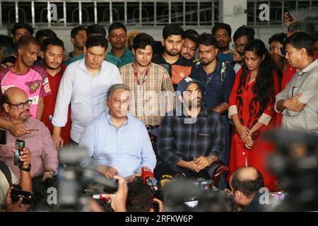 il presidente del Bangladesh Cricket Board (BCB) Nazmul Hassan Papon (M) parla durante una conferenza stampa in cui lo skipper del Bangladesh ODI Tamim Iqbal (R) annuncia Foto Stock