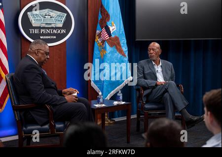 Washington, Stati Uniti d'America. 2 agosto 2023. Washington, Stati Uniti d'America. 2 agosto 2023. STATI UNITI Il segretario alla difesa Lloyd Austin ospita l'attore Morgan Freeman, Right, per una proiezione privata e una conversazione sul suo film documentario sul 761st Tank Battalion al Pentagono, il 2 agosto 2023 a Washington, DC l'unità segregata Black Tank meglio conosciuta come The Black Panthers, Ha visto 183 giorni di combattimento durante la seconda guerra mondiale, liberando 30 città guadagnando 300 cuori viola, quasi una dozzina di stelle d'argento e una medaglia d'onore. Crediti: MC1 Alexander Kubitza/DOD Photo/Alamy Live News Foto Stock