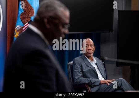 Washington, Stati Uniti d'America. 2 agosto 2023. Washington, Stati Uniti d'America. 2 agosto 2023. STATI UNITI Il segretario alla difesa Lloyd Austin ospita l'attore Morgan Freeman, Right, per una proiezione privata e una conversazione sul suo film documentario sul 761st Tank Battalion al Pentagono, il 2 agosto 2023 a Washington, DC l'unità segregata Black Tank meglio conosciuta come The Black Panthers, Ha visto 183 giorni di combattimento durante la seconda guerra mondiale, liberando 30 città guadagnando 300 cuori viola, quasi una dozzina di stelle d'argento e una medaglia d'onore. Crediti: MC1 Alexander Kubitza/DOD Photo/Alamy Live News Foto Stock