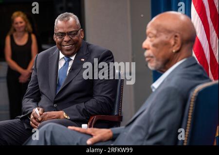 Washington, Stati Uniti d'America. 2 agosto 2023. Washington, Stati Uniti d'America. 2 agosto 2023. STATI UNITI Il segretario alla difesa Lloyd Austin ospita l'attore Morgan Freeman, Right, per una proiezione privata e una conversazione sul suo film documentario sul 761st Tank Battalion al Pentagono, il 2 agosto 2023 a Washington, DC l'unità segregata Black Tank meglio conosciuta come The Black Panthers, Ha visto 183 giorni di combattimento durante la seconda guerra mondiale, liberando 30 città guadagnando 300 cuori viola, quasi una dozzina di stelle d'argento e una medaglia d'onore. Crediti: MC1 Alexander Kubitza/DOD Photo/Alamy Live News Foto Stock