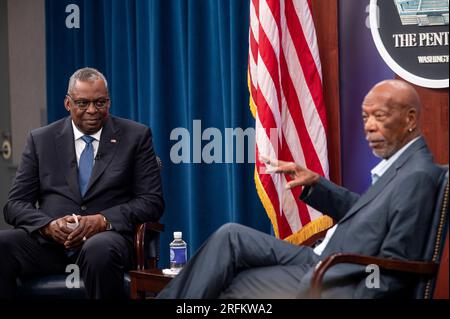 Washington, Stati Uniti d'America. 2 agosto 2023. Washington, Stati Uniti d'America. 2 agosto 2023. STATI UNITI Il segretario alla difesa Lloyd Austin ospita l'attore Morgan Freeman, Right, per una proiezione privata e una conversazione sul suo film documentario sul 761st Tank Battalion al Pentagono, il 2 agosto 2023 a Washington, DC l'unità segregata Black Tank meglio conosciuta come The Black Panthers, Ha visto 183 giorni di combattimento durante la seconda guerra mondiale, liberando 30 città guadagnando 300 cuori viola, quasi una dozzina di stelle d'argento e una medaglia d'onore. Crediti: MC1 Alexander Kubitza/DOD Photo/Alamy Live News Foto Stock