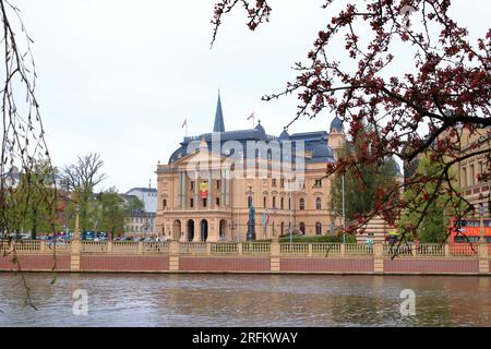 06 maggio 2023 - Schwerin, Meclemburgo-Vorpommern in Germania: Il teatro di stato vicino al museo statale di Schwerin Foto Stock