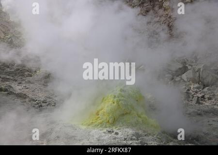 Pezzi di zolfo sull'area del vulcano attivo di Iozan (montagna solforosa), Parco Nazionale di Akan, Hokkaido, Giappone Foto Stock