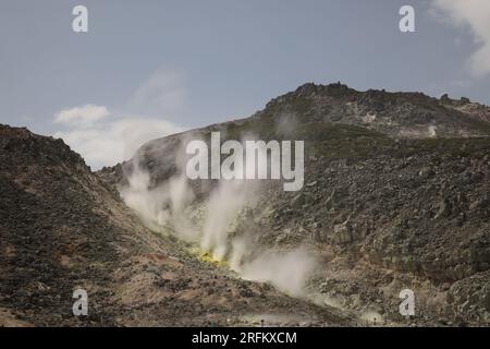 Pezzi di zolfo sull'area del vulcano attivo di Iozan (montagna solforosa), Parco Nazionale di Akan, Hokkaido, Giappone Foto Stock