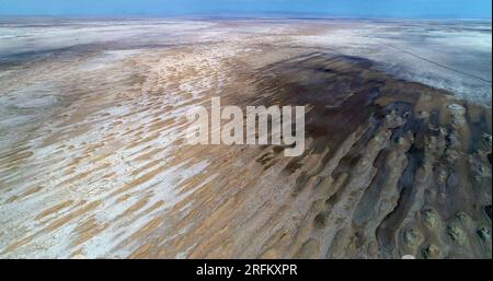 GOLMUD, CINA - 21 LUGLIO 2023 - la crosta di sale del bacino di Qaidam è visibile nella città di Golmud, provincia di Qinghai, Cina, 21 luglio 2023. Foto Stock