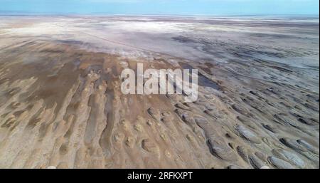 GOLMUD, CINA - 21 LUGLIO 2023 - la crosta di sale del bacino di Qaidam è visibile nella città di Golmud, provincia di Qinghai, Cina, 21 luglio 2023. Foto Stock