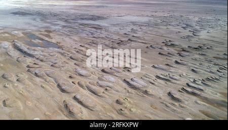 GOLMUD, CINA - 21 LUGLIO 2023 - la crosta di sale del bacino di Qaidam è visibile nella città di Golmud, provincia di Qinghai, Cina, 21 luglio 2023. Foto Stock