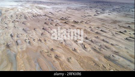 GOLMUD, CINA - 21 LUGLIO 2023 - la crosta di sale del bacino di Qaidam è visibile nella città di Golmud, provincia di Qinghai, Cina, 21 luglio 2023. Foto Stock