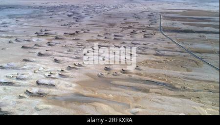 GOLMUD, CINA - 21 LUGLIO 2023 - la crosta di sale del bacino di Qaidam è visibile nella città di Golmud, provincia di Qinghai, Cina, 21 luglio 2023. Foto Stock