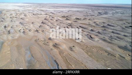 GOLMUD, CINA - 21 LUGLIO 2023 - la crosta di sale del bacino di Qaidam è visibile nella città di Golmud, provincia di Qinghai, Cina, 21 luglio 2023. Foto Stock