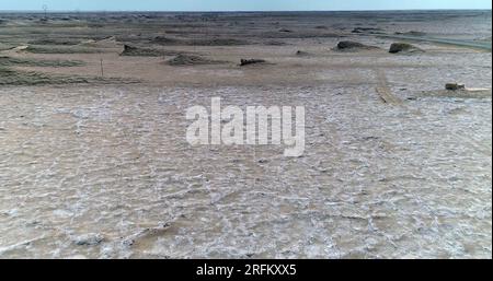 GOLMUD, CINA - 21 LUGLIO 2023 - la crosta di sale del bacino di Qaidam è visibile nella città di Golmud, provincia di Qinghai, Cina, 21 luglio 2023. Foto Stock