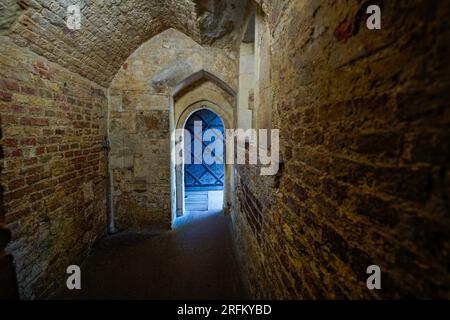 Londra, Inghilterra, Regno Unito - 16 luglio 2022. Torre di Londra all'interno degli storici corridoi del castello, porte medievali in legno e vecchi corridoi in pietra con incisioni. Foto Stock