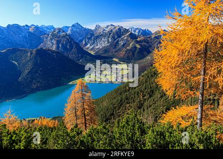 Lago Achen, vista dal Rifugio Erfurter, in Back Karwendel Mountains, Tirolo, Austria, Autunno Foto Stock