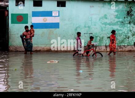 Chittagong, Bakalia, Bangladesh. 4 agosto 2023. Nell'area di Chittagong Bakalia in Bangladesh, la zona bassa annega quotidianamente in acqua di mare profonda al ginocchio. Questa crisi aumenta giorno dopo giorno a causa del cambiamento climatico. Milioni di persone sono private dell'acqua quando la marea arriva dal mare. C'è una carenza di acqua potabile nella zona a causa dell'intrusione di acqua salata marina. Le persone sono colpite da malattie trasmesse dall'acqua. (Immagine di credito: © Mohammed Shajahan/ZUMA Press Wire) SOLO USO EDITORIALE! Non per USO commerciale! Foto Stock