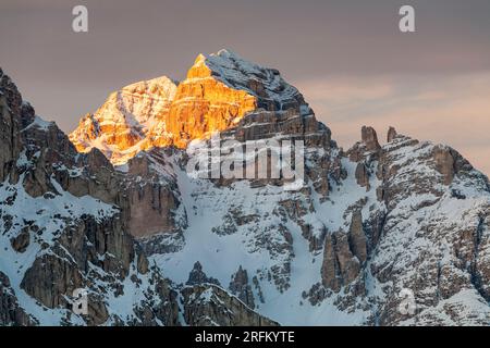 Luce notturna su Tofana Die mezzo, Vista dal passo Giau, Belluno, alto Adige, Italia, Inverno Foto Stock