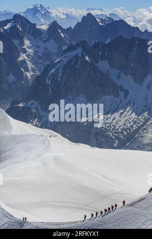 Alpinisti, vista da Aiguilles du Midi, massiccio del Monte bianco, Alpi francesi, Chamonix, Francia Foto Stock