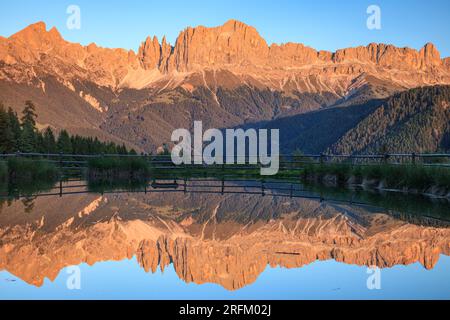 Wuhnleger Weiher, stagno, di fronte al Rosengarten, Tiers, alto Adige, Italia Foto Stock