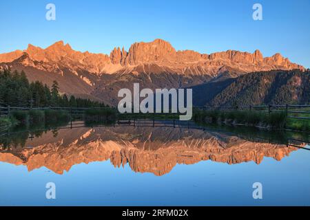 Wuhnleger Weiher, stagno, di fronte al Rosengarten, Tiers, alto Adige, Italia Foto Stock