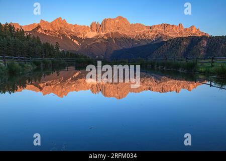 Wuhnleger Weiher, stagno, di fronte al Rosengarten, Tiers, alto Adige, Italia Foto Stock