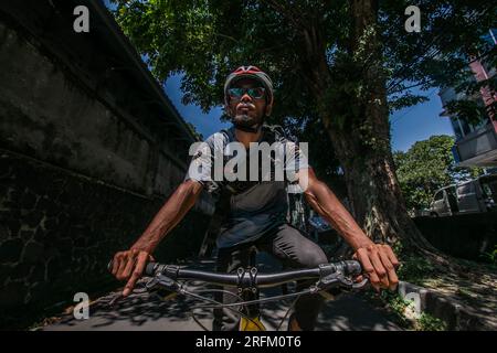 Bogor, Indonesia - 1 agosto 2023: Il ciclista nella vista frontale fa un giro in bicicletta a Bogor, Giava Occidentale Foto Stock