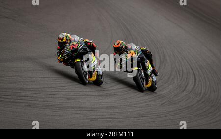 Luca Marini di Mooney VR46 Racing seguito dal compagno di squadra Luca Marini durante le prove libere uno davanti al Gran Premio britannico Monster Energy 2023 a Silverstone, Towcester. Data immagine: Venerdì 4 agosto 2023. Foto Stock