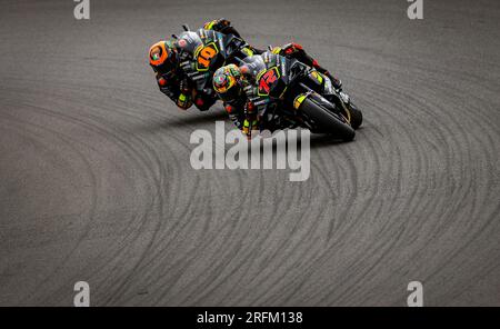 Luca Marini di Mooney VR46 Racing seguito dal compagno di squadra Luca Marini durante le prove libere uno davanti al Gran Premio britannico Monster Energy 2023 a Silverstone, Towcester. Data immagine: Venerdì 4 agosto 2023. Foto Stock