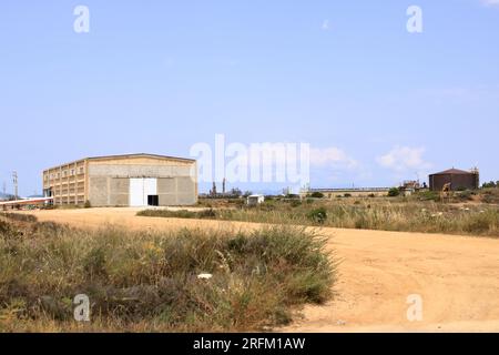 Cagliari: Panoramica delle saline nel Parco regionale del Molentargius - Idrovora di Rollo - Sardegna in Italia Foto Stock