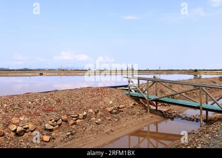 Vista dei canili e dei lavori nelle saline vicino a Cagliari in Italia Foto Stock